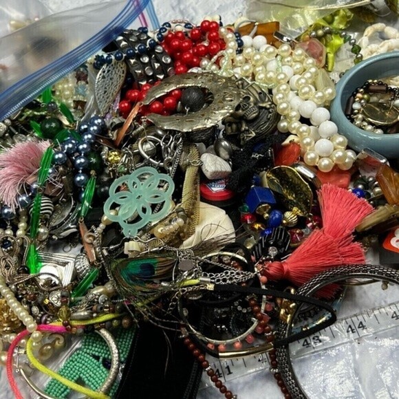 5 pounds of craft jewelry bundle vintage to current for repurpose - Picture 5 of 10